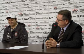 O diretor de futebol Mario Gobbi(d) apresenta o novo tcnico do Corinthians Adilson Batista, aps o treino do Corinthians, realizado esta manh no Parque So Jorge. O prximo jogo do time, ser domingo, dia 01/08, contra o Palmeiras, no estdio do Pacaembu, pela 12. a rodada do Brasileiro 2010