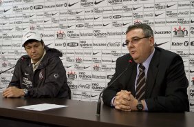 O diretor de futebol Mario Gobbi(d) apresenta o novo tcnico do Corinthians Adilson Batista, aps o treino do Corinthians, realizado esta manh no Parque So Jorge. O prximo jogo do time, ser domingo, dia 01/08, contra o Palmeiras, no estdio do Pacaembu, pela 12. a rodada do Brasileiro 2010