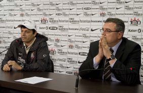 O diretor de futebol Mario Gobbi(d) apresenta o novo tcnico do Corinthians Adilson Batista, aps o treino do Corinthians, realizado esta manh no Parque So Jorge. O prximo jogo do time, ser domingo, dia 01/08, contra o Palmeiras, no estdio do Pacaembu, pela 12. a rodada do Brasileiro 2010
