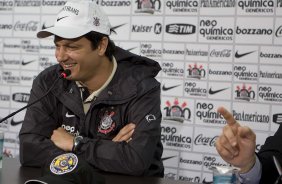 O diretor de futebol Mario Gobbi(d) apresenta o novo tcnico do Corinthians Adilson Batista, aps o treino do Corinthians, realizado esta manh no Parque So Jorge. O prximo jogo do time, ser domingo, dia 01/08, contra o Palmeiras, no estdio do Pacaembu, pela 12. a rodada do Brasileiro 2010
