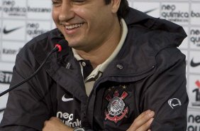 O diretor de futebol Mario Gobbi(d) apresenta o novo tcnico do Corinthians Adilson Batista, aps o treino do Corinthians, realizado esta manh no Parque So Jorge. O prximo jogo do time, ser domingo, dia 01/08, contra o Palmeiras, no estdio do Pacaembu, pela 12. a rodada do Brasileiro 2010