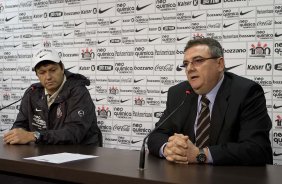 O diretor de futebol Mario Gobbi(d) apresenta o novo tcnico do Corinthians Adilson Batista, aps o treino do Corinthians, realizado esta manh no Parque So Jorge. O prximo jogo do time, ser domingo, dia 01/08, contra o Palmeiras, no estdio do Pacaembu, pela 12. a rodada do Brasileiro 2010