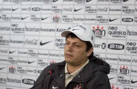 O diretor de futebol Mario Gobbi(d) apresenta o novo tcnico do Corinthians Adilson Batista, aps o treino do Corinthians, realizado esta manh no Parque So Jorge. O prximo jogo do time, ser domingo, dia 01/08, contra o Palmeiras, no estdio do Pacaembu, pela 12. a rodada do Brasileiro 2010