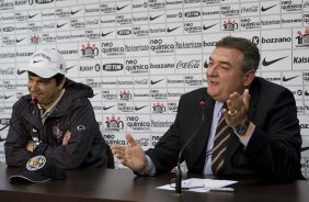 O diretor de futebol Mario Gobbi(d) apresenta o novo tcnico do Corinthians Adilson Batista, aps o treino do Corinthians, realizado esta manh no Parque So Jorge. O prximo jogo do time, ser domingo, dia 01/08, contra o Palmeiras, no estdio do Pacaembu, pela 12. a rodada do Brasileiro 2010
