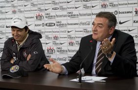 O diretor de futebol Mario Gobbi(d) apresenta o novo tcnico do Corinthians Adilson Batista, aps o treino do Corinthians, realizado esta manh no Parque So Jorge. O prximo jogo do time, ser domingo, dia 01/08, contra o Palmeiras, no estdio do Pacaembu, pela 12. a rodada do Brasileiro 2010