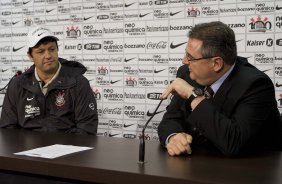 O diretor de futebol Mario Gobbi(d) apresenta o novo tcnico do Corinthians Adilson Batista, aps o treino do Corinthians, realizado esta manh no Parque So Jorge. O prximo jogo do time, ser domingo, dia 01/08, contra o Palmeiras, no estdio do Pacaembu, pela 12. a rodada do Brasileiro 2010