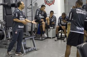 O preparador físico Eduardo Silva fala aos jogadores antes do treino do Corinthians, realizado esta manhã no Parque São Jorge. O próximo jogo do time, será domingo, dia 01/08, contra o Palmeiras, no estádio do Pacaembu, pela 12. a rodada do Brasileirão 2010
