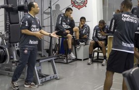 O preparador fsico Eduardo Silva fala aos jogadores antes do treino do Corinthians, realizado esta manh no Parque So Jorge. O prximo jogo do time, ser domingo, dia 01/08, contra o Palmeiras, no estdio do Pacaembu, pela 12. a rodada do Brasileiro 2010