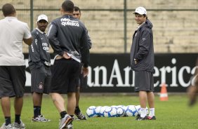 Ronaldo chega para o treino e o tcnico Adilson Batista observa durante o treino do Corinthians, realizado esta manh no Parque So Jorge. O prximo jogo do time, ser domingo, dia 01/08, contra o Palmeiras, no estdio do Pacaembu, pela 12. a rodada do Brasileiro 2010