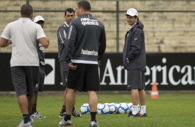 Ronaldo chega para o treino e o tcnico Adilson Batista observa, durante o treino do Corinthians, realizado esta manh no Parque So Jorge. O prximo jogo do time, ser domingo, dia 01/08, contra o Palmeiras, no estdio do Pacaembu, pela 12. a rodada do Brasileiro 2010
