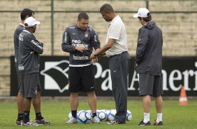 Ronaldo(c); o fisiologista Antnio Carlos Gomes e o tcnico Adilson Batista durante o treino do Corinthians, realizado esta manh no Parque So Jorge. O prximo jogo do time, ser domingo, dia 01/08, contra o Palmeiras, no estdio do Pacaembu, pela 12. a rodada do Brasileiro 2010