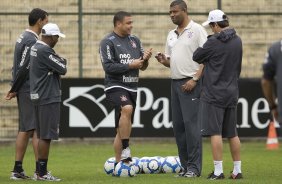 Ronaldo(c); o fisiologista Antnio Carlos Gomes e o tcnico Adilson Batista(d) durante o treino do Corinthians, realizado esta manh no Parque So Jorge. O prximo jogo do time, ser domingo, dia 01/08, contra o Palmeiras, no estdio do Pacaembu, pela 12. a rodada do Brasileiro 2010