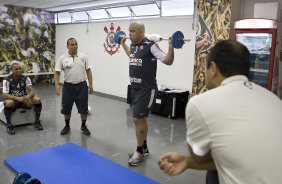 Roberto Carlos observa Ronaldo durante o treino do Corinthians, realizado com os preparadores fisicos Eduardo Silva e Shih Chien Chan Junior esta manh no Parque So Jorge. O prximo jogo do time, ser domingo, dia 01/08/2010, contra o Palmeiras, no estdio do Pacaembu, pela 12. a rodada do Brasileiro 2010