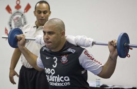 Ronaldo durante o treino do Corinthians, realizado com o preparadore fsico Eduardo Shih Chien Chan Junior esta manh no Parque So Jorge. O prximo jogo do time, ser domingo, dia 01/08/2010, contra o Palmeiras, no estdio do Pacaembu, pela 12. a rodada do Brasileiro 2010