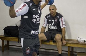 Ronaldo observa Roberto Carlos durante o treino do Corinthians, realizado com os preparadores fisicos Eduardo Silva e Shih Chien Chan Junior esta manh no Parque So Jorge. O prximo jogo do time, ser domingo, dia 01/08/2010, contra o Palmeiras, no estdio do Pacaembu, pela 12. a rodada do Brasileiro 2010