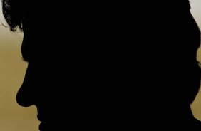Silhueta do tcnico Adilson Batista durante o treino do Corinthians, realizado esta manh no Parque So Jorge. O prximo jogo do time, ser amanh, domingo, dia 01/08/2010, contra o Palmeiras, no estdio do Pacaembu, pela 12. a rodada do Brasileiro 2010