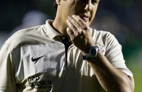 Adilson Batista durante a partida entre Palmeiras x Corinthians, vlida pela 12 rodada do Campeonato Brasileiro de 2010, serie A, realizada esta tarde no estdio do Pacaembu