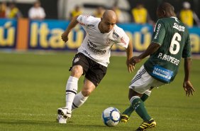 Alessandro e Armero durante a partida entre Palmeiras x Corinthians, vlida pela 12 rodada do Campeonato Brasileiro de 2010, serie A, realizada esta tarde no estdio do Pacaembu