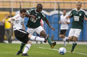 Bruno Cesar e Armero durante a partida entre Palmeiras x Corinthians, vlida pela 12 rodada do Campeonato Brasileiro de 2010, serie A, realizada esta tarde no estdio do Pacaembu