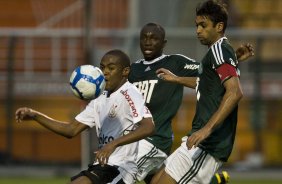 Elias; Armero e Danilo durante a partida entre Palmeiras x Corinthians, vlida pela 12 rodada do Campeonato Brasileiro de 2010, serie A, realizada esta tarde no estdio do Pacaembu