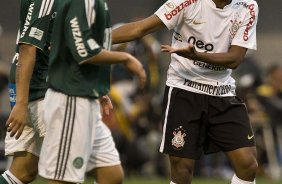 Elias reclama do juiz durante a partida entre Palmeiras x Corinthians, válida pela 12ª rodada do Campeonato Brasileiro de 2010, serie A, realizada esta tarde no estádio do Pacaembu