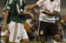 Elias reclama do juiz durante a partida entre Palmeiras x Corinthians, vlida pela 12 rodada do Campeonato Brasileiro de 2010, serie A, realizada esta tarde no estdio do Pacaembu