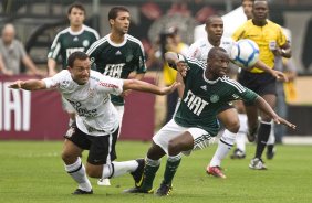 Iarley e Armero durante a partida entre Palmeiras x Corinthians, válida pela 12ª rodada do Campeonato Brasileiro de 2010, serie A, realizada esta tarde no estádio do Pacaembu