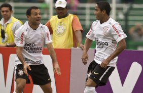 Iarley e Jorge Henrique comemora gol do Corinthians durante a partida entre Palmeiras x Corinthians, vlida pela 12 rodada do Campeonato Brasileiro de 2010, serie A, realizada esta tarde no estdio do Pacaembu