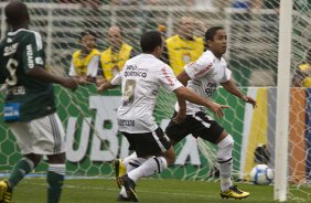 Iarley e Jorge Henrique comemoram gol do Corinthians durante a partida entre Palmeiras x Corinthians, válida pela 12ª rodada do Campeonato Brasileiro de 2010, serie A, realizada esta tarde no estádio do Pacaembu
