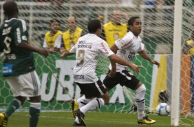 Iarley e Jorge Henrique comemoram gol do Corinthians durante a partida entre Palmeiras x Corinthians, vlida pela 12 rodada do Campeonato Brasileiro de 2010, serie A, realizada esta tarde no estdio do Pacaembu