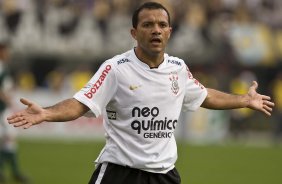 Iarley reclamd do bandeirinha durante a partida entre Palmeiras x Corinthians, vlida pela 12 rodada do Campeonato Brasileiro de 2010, serie A, realizada esta tarde no estdio do Pacaembu