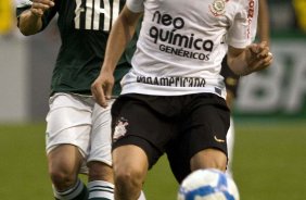 Kleber e Leandro Castán durante a partida entre Palmeiras x Corinthians, válida pela 12ª rodada do Campeonato Brasileiro de 2010, serie A, realizada esta tarde no estádio do Pacaembu