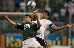 Kleber e William durante a partida entre Palmeiras x Corinthians, válida pela 12ª rodada do Campeonato Brasileiro de 2010, serie A, realizada esta tarde no estádio do Pacaembu