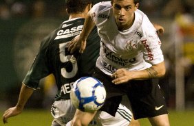 Pierre e Defederico durante a partida entre Palmeiras x Corinthians, vlida pela 12 rodada do Campeonato Brasileiro de 2010, serie A, realizada esta tarde no estdio do Pacaembu