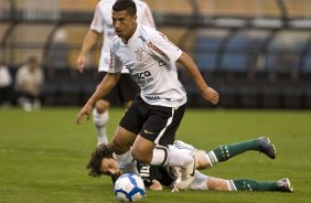 Ralf deixa Lincoln no chao durante a partida entre Palmeiras x Corinthians, vlida pela 12 rodada do Campeonato Brasileiro de 2010, serie A, realizada esta tarde no estdio do Pacaembu