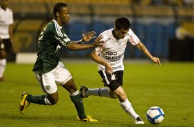 Tinga e Defederico durante a partida entre Palmeiras x Corinthians, vlida pela 12 rodada do Campeonato Brasileiro de 2010, serie A, realizada esta tarde no estdio do Pacaembu