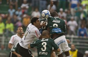 William; Mauricio Ramos e Armero durante a partida entre Palmeiras x Corinthians, válida pela 12ª rodada do Campeonato Brasileiro de 2010, serie A, realizada esta tarde no estádio do Pacaembu