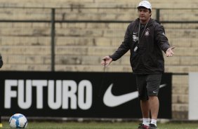 O técnico Adilson Batista do Corinthians durante treino realizado no Parque São Jorge