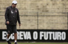 O tcnico Adilson Batista do Corinthians durante treino realizado no Parque So Jorge