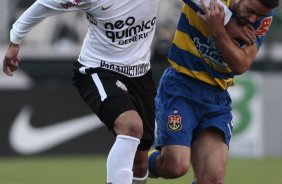 Dentinho do Corinthians disputa a bola com o jogador Juan do Flamengo em partida válida pelo Campeonato Brasileiro realizado no Pacaembu