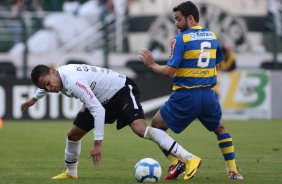 Dentinho do Corinthians disputa a bola com o jogador Juan do Flamengo em partida válida pelo Campeonato Brasileiro realizado no Pacaembu