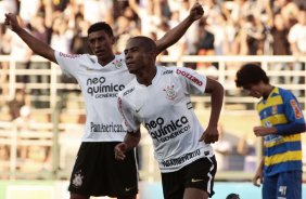 Elias do Corinthians comemora após marca gol contra a equipe do Flamengo em partida válida pelo Campeonato Brasileiro realizado no Pacaembu