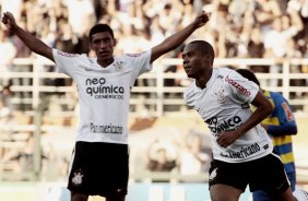 Elias do Corinthians comemora após marca gol contra a equipe do Flamengo em partida válida pelo Campeonato Brasileiro realizado no Pacaembu