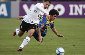 Iarley do Corinthians disputa a bola com o jogador Antônio do Flamengo em partida válida pelo Campeonato Brasileiro realizado no Pacaembu