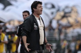 O técnico Adilson Batista do Corinthians disputa a bola com o jogador do Flamengo em partida válida pelo Campeonato Brasileiro realizado no Pacaembu