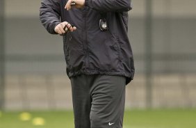 Adilson Batista durante o treino do Corinthians, realizado esta manh no Parque So Jorge. O prximo jogo da equipe, ser domingo, dia 15/08/2010, contra o Ava, no estdio da Ressacada, em Florianopolis, pela 14. a rodada do Campeonato Brasileiro de 2010