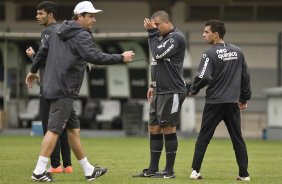 Adilson Batista; Ronaldo e Defederico durante o treino do Corinthians, realizado esta manh no Parque So Jorge. O prximo jogo da equipe, ser domingo, dia 15/08/2010, contra o Ava, no estdio da Ressacada, em Florianopolis, pela 14. a rodada do Campeonato Brasileiro de 2010