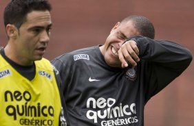 Chico e Ronaldo durante o treino do Corinthians, realizado esta manh no Parque So Jorge. O prximo jogo da equipe, ser domingo, dia 15/08/2010, contra o Ava, no estdio da Ressacada, em Florianopolis, pela 14. a rodada do Campeonato Brasileiro de 2010