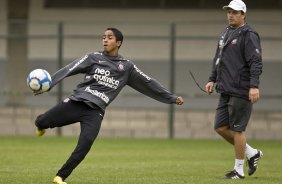 Jorge Henrique e Adilson Batista durante o treino do Corinthians, realizado esta manh no Parque So Jorge. O prximo jogo da equipe, ser domingo, dia 15/08/2010, contra o Ava, no estdio da Ressacada, em Florianopolis, pela 14. a rodada do Campeonato Brasileiro de 2010