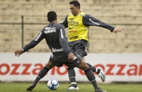 Paulinho, de costas, e Chico durante o treino do Corinthians, realizado esta manh no Parque So Jorge. O prximo jogo da equipe, ser domingo, dia 15/08/2010, contra o Ava, no estdio da Ressacada, em Florianopolis, pela 14. a rodada do Campeonato Brasileiro de 2010